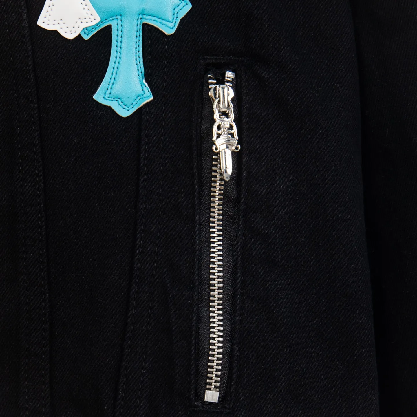 P360 high version (lamb wool) Chrome Hearts Chrome Hearts colorful patchwork lamb fur collar jacket, the same style as the Internet celebrity star's cross-printed denim jacket, the unique cross design element is full of design. It is made of 100% denim cotton fabric with heavy coarse yarn count, which ensures a stiff and tough silhouette while being soft, comfortable and breathable. The lapel is designed with silver buttons and is full of texture. The classic white cross logo is all over the dress, making it a perfect versatile style for spring and summer! The original loose version is made of high-quality pure cotton fabrics. The fabric pattern is high-definition and delicate without burrs. It is comfortable and breathable to wear. All the buttons are molded and customized. It is casual and fashionable and can be matched with any bottoms. It can be windproof and sunproof in spring and summer. It can be worn outside in autumn and winter! Easily concave shape makes you look slimmer and taller, perfect for both men and women! Style number: 1838# Color: Black Size: S M L XL